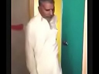 Пакистанская тётя трахает два старика