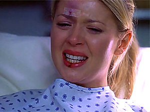 Hollywood Personality Tara Reid pokazuje jej Grouchy siebie w filmie Blue