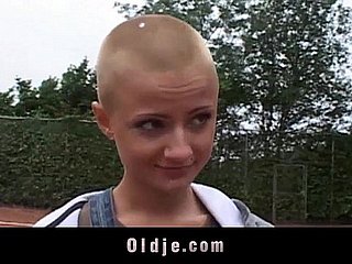 X-rated kortharige pupil zuigen opa pik