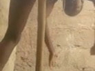 masturbates ผู้หญิงแอฟริกันที่มีด้ามไม้กวาด