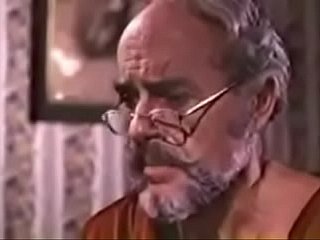 رجل عجوز في سن المراهقة سخيف
