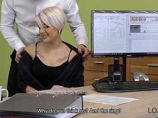 Lussy Słodki potrzebuje pieniędzy na jej interesach, więc menedżer uwodzi kredytu