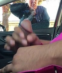 Dick kilat di depan umum