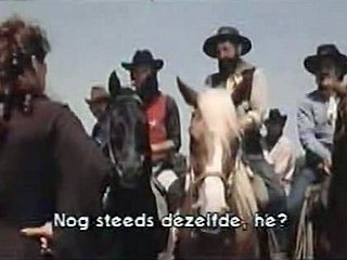 Ordentlich Dame in der weißen Wäsche wird in der Wüste von Cowboy doggyfucked