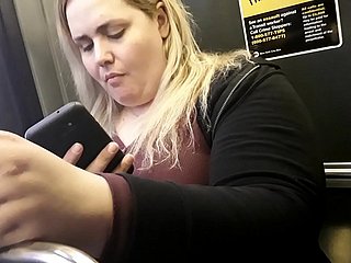 Dama muy gordita en bus