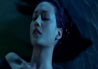ہے Maggie Q ننگی ہتھیار