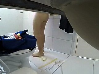 шпионит stepmoms большую задницу и волосатую пизду