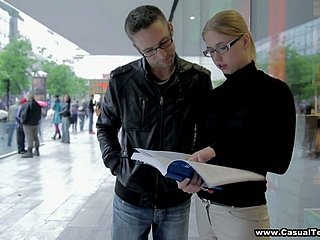 Застенчивый студент в очках Вероника трахается и jizzed