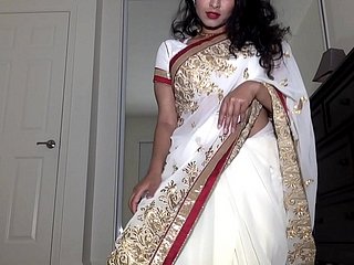 Desi Dhabi à Saree se nue et joue avec une chatte poilue