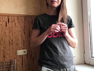 Kardeşim, kız kardeşi ilk buluşmadan önce rahatlamasına yardımcı oldu. Diyaloglu Rus amatör