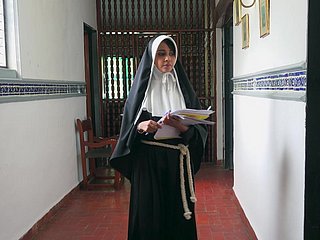 Tidak seperti yang mendalam fucking nun ini dalam kemaluannya basah