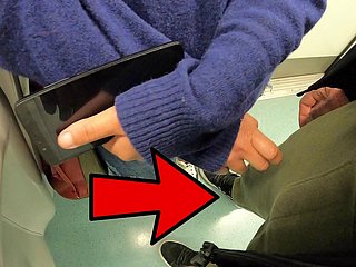 未知の女性は地下鉄で私のコックに触れています