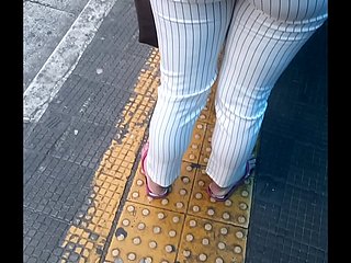 Novinha de social na fila do ônibus