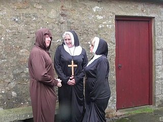 Dirty Dojrzałych Nuns Trisha i Claire Knight mają kinky trójkąt