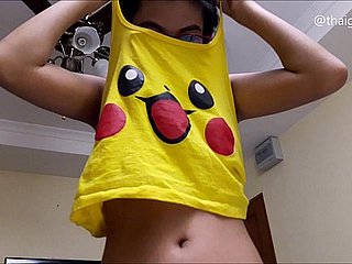 Aziatische tiener camgirl vraagt ​​'Wat ga je doen als je haar neukt?', Strips Nude