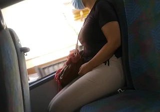 (خطرناک پبلک بس) ایک اجنبی سے شوقیہ دھچکا کام !!!