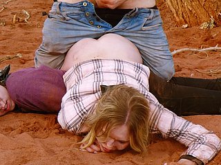 MILF wordt vies anaal in de vuile terwijl Cuck Girl bezoekt