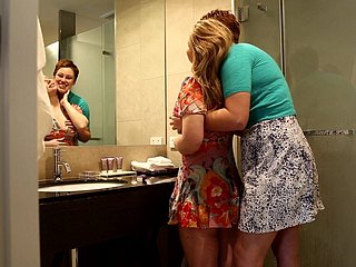 Lange milf neukt behoorlijk hete blondie met nep jugs madison missina