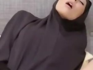 阿拉伯妇女从伦敦摩擦她的阴部，试图射精