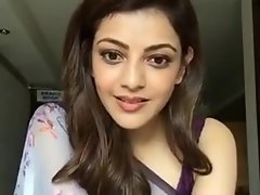 Kajal Aggarwal Montrant des Aisselles et des Seins sans Manches Saree