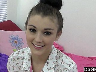 DAGFS - Nervous Teen tut Porno zum ersten Mal