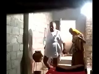 Pria tua India bercinta merandi