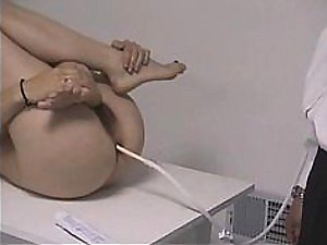 Enema para a menina desagradável ainda fofa