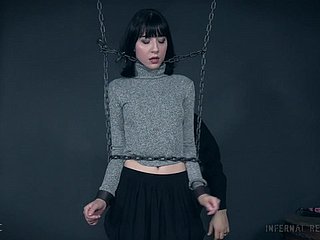 Barely Legal Charlotte Sartre huilt in beledigende bondage-sessie