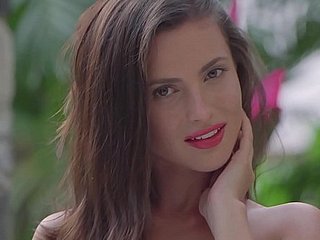 Striptease d'été avec Naughty NewComer Jasmine Jazz vous fait sperme dur