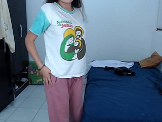 Mi Hermita Se Pone Muy Caliente Cuando Se Cambia de Ropa - Ella Es Virgen