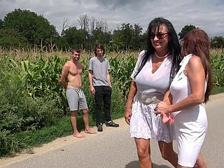 Horny matang Emily Devine dan Lilian Black Dapatkan Fucked Outdoors