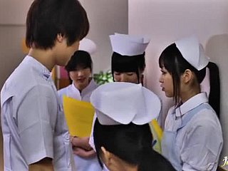 Sıcak Japon hemşire okur ve sıcak bir şekilde banyoda becerdin