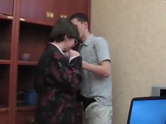 스타킹에서 흥미로운 MILF는 젊은 수탉의 필요로