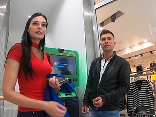 L'uomo vuole soldi e nessun lavoro, quindi fa sì che la sua gf viene lanciata