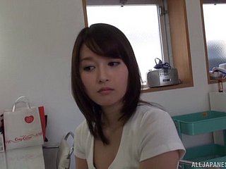 Abrufen und süßes japanisches Küken und drei sehr geiler Typen