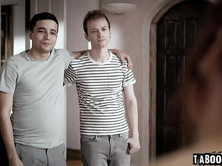 Dua saudara tiri muda yang marah Ricky Spanyol dan Alex Jett Ape menembus dengan cara mereka sendiri, ibu yang lebih tua, Syren de Mer untuk melepaskan frustrasi mereka!