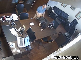 ロシアのボスは、隠されたカムのオフィスの秘書をファックします