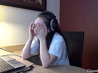 Lenna lux de 18 ans se masturbait dans des écouteurs