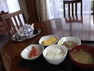 Japanse meid geneukt
