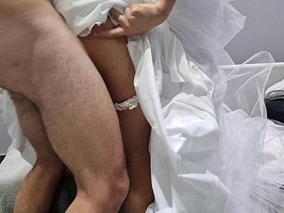 Cuckold kijkt naar de huwelijksnacht van de vrouw
