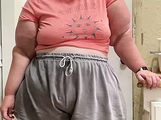 Un SSBBW heureux timide montrant ses courbes voluptueuses