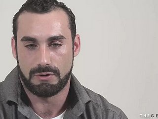 Des filles transsexuelles frappant avec des gars en orgie à cru
