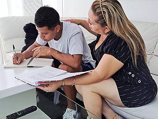 Pomagam pasierowi w jego odrabianiu lekcji, jego kutas rozprasza mnie i kończę ssąc