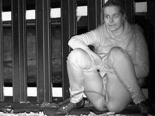 Nachts pissing im Freien für niedliche Blondine