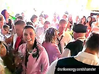 Свадебные шлюхи трахаются на публике