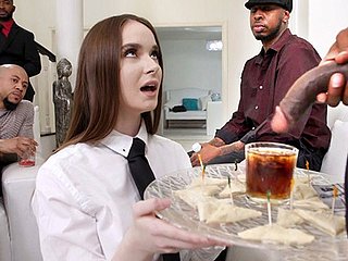 Hazel Moore fait un gangbang anal avec de grosses bites noires