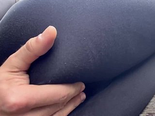 Young Hot Blonde는 공공 공원에서 그녀의 음부와 놀아주십시오 - 위험한 Bring in POV