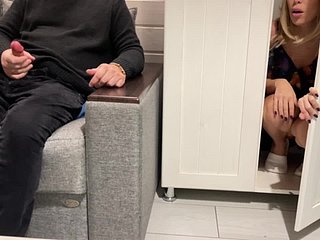 Stepmom, üvey oğlunun mastürbasyon yaparken yakalanması ve hızlı creampie
