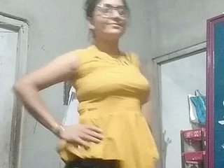 Bibi dalam blus ketat dan bra dan pakaian dalam