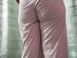 Gadis comel karachi menunjukkan hipe